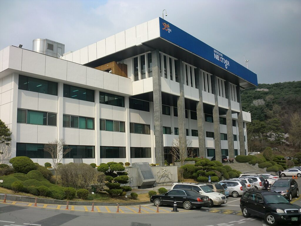 푸른 경기도 간판이 걸린 옛 경기도청 건물과 앞쪽 조경, 주차장