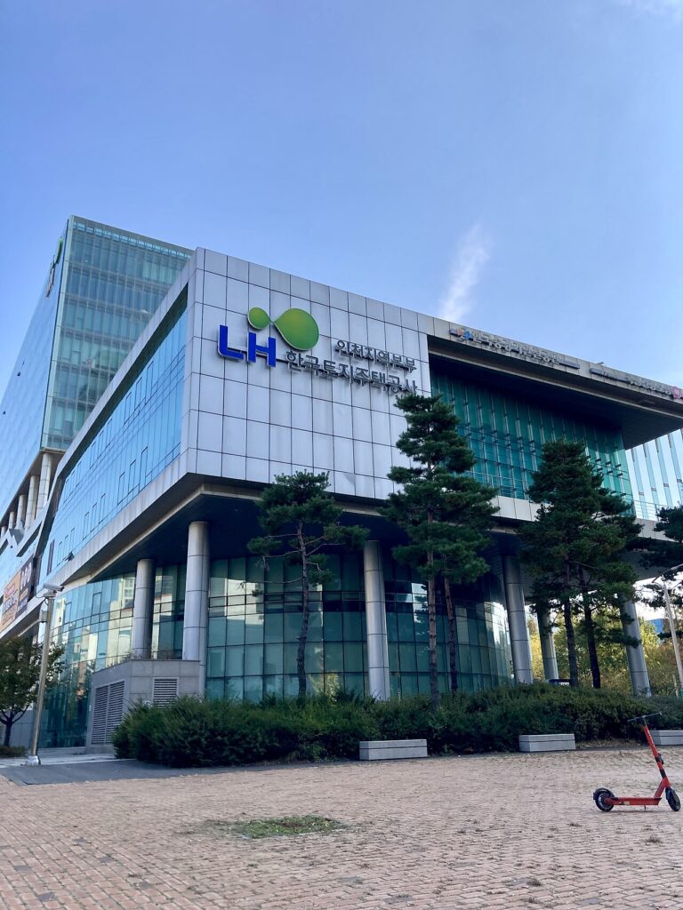 LH 로고와 한국토지주택공사 인천지역본부 간판이 보이는 건물 외관