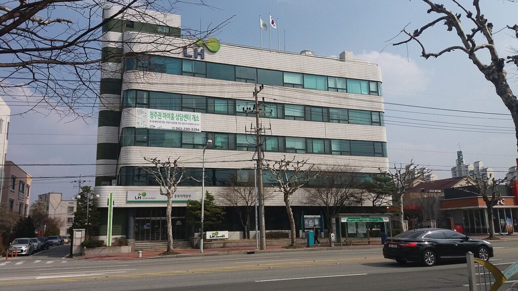 LH 로고와 충북지역본부 간판이 보이는 건물 외관